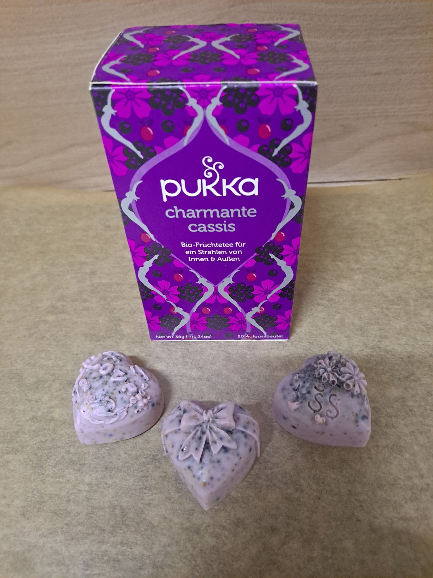 Jabones veganos de té en forma de corazón, con la caja del té Pukka que utilicé para hacerlos