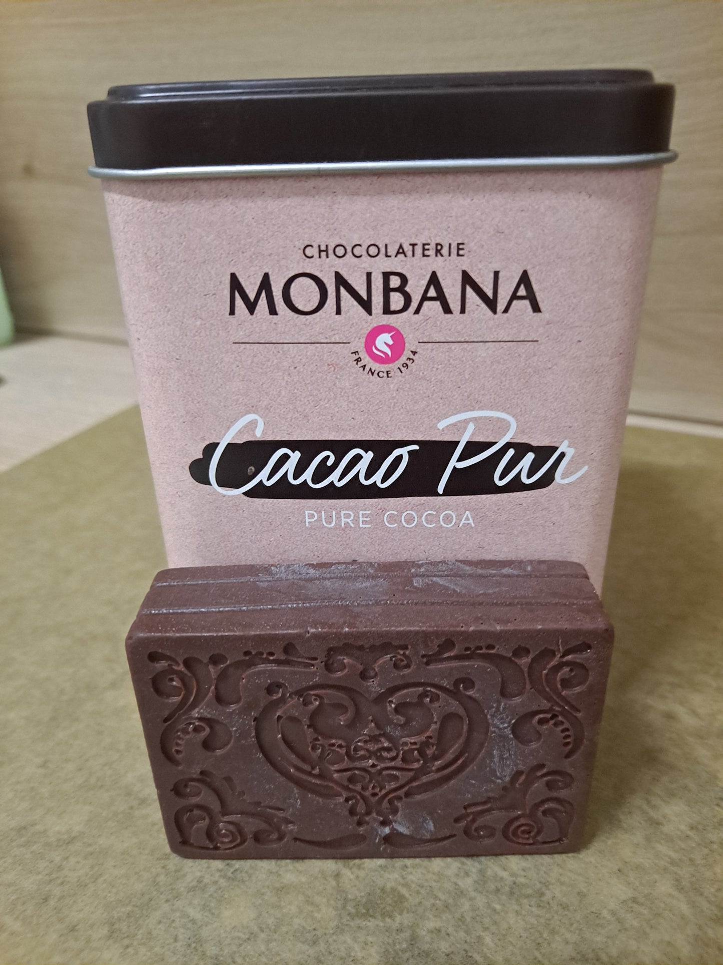 Jabón vegano de cacao en forma de caja decorada, con el cacao que utilicé para hacerlo